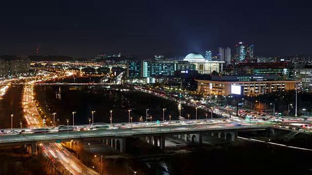 夜间在奥林匹克大道和国民议会大厦上的交通景象视频素材