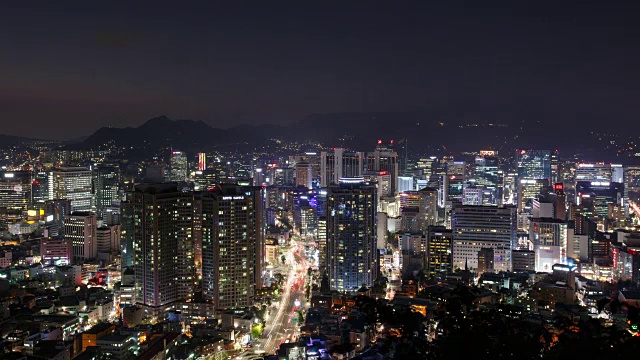 明洞(首尔的主要购物区之一)的昼夜景观视频素材