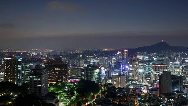 夜景首尔城和首尔塔(其中一个热门的旅游目的地)视频素材