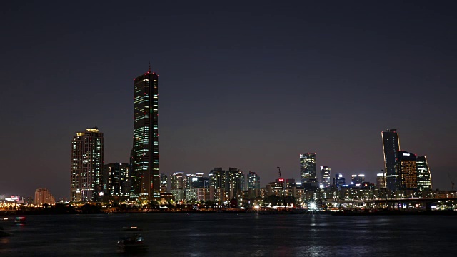 汉江63号楼(直到2009年仍然是韩国最高的摩天大楼)的夜景视频素材