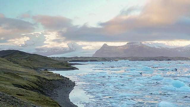 延时:Vatnajokull和Fjallsrlon冰川Jokulsarlon礁湖冰岛日出视频素材