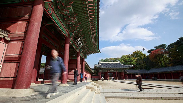 观Injeongmun gate (Korea Treasure 813)和changgyungung (ancient palace)的蓝天白云视频素材