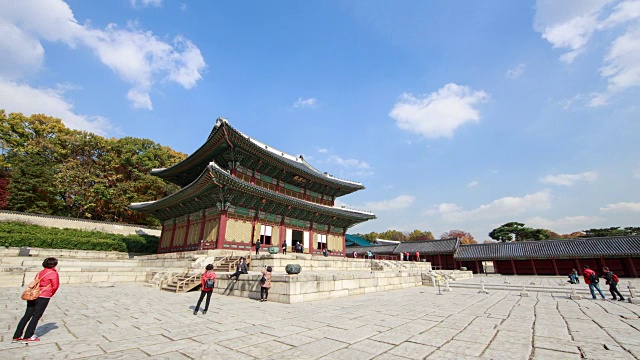 观Injeongmun gate (Korea Treasure 813)和changgyungung (ancient palace)的蓝天白云视频素材