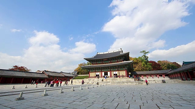 观Injeongmun gate (Korea Treasure 813)和changgyungung (ancient palace)的蓝天白云视频素材