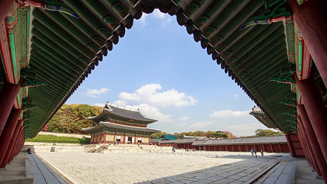 观Injeongmun gate (Korea Treasure 813)和changgyungung (ancient palace)的蓝天白云视频素材