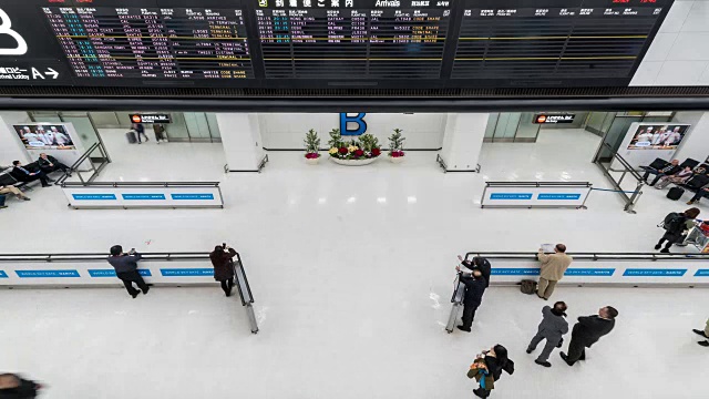 时光流逝:日本成田机场到达大厅的旅客视频素材