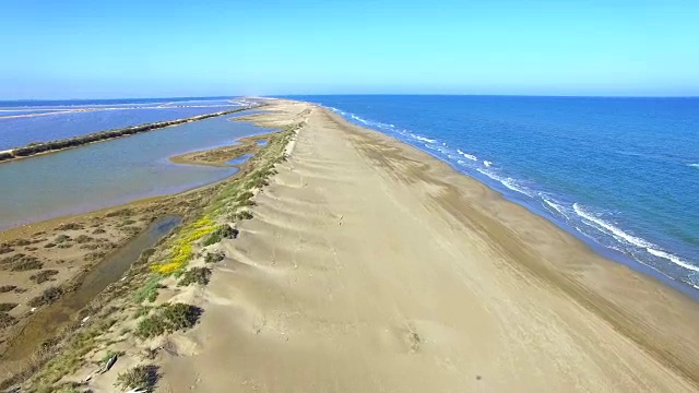 无人机在加泰罗尼亚地区地中海埃布罗三角洲上空拍摄的空中镜头。4 k UHD。视频素材