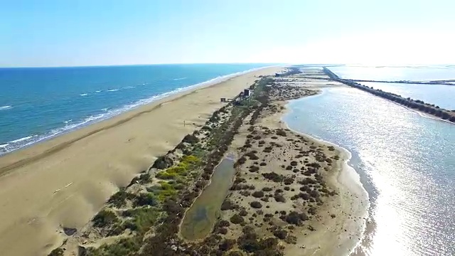 无人机在加泰罗尼亚地区地中海埃布罗三角洲上空拍摄的空中镜头。4 k UHD。视频素材