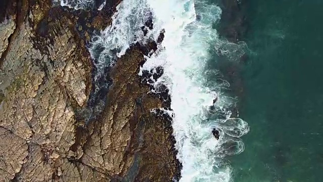 航拍的岩石海岸线视频素材