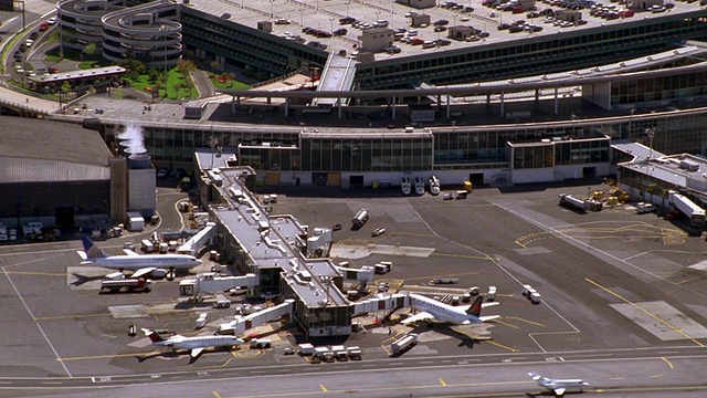 从空中俯瞰新泽西纽瓦克国际机场的终点站和登机口视频素材