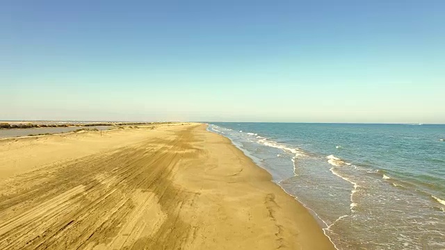 无人机在加泰罗尼亚地区地中海埃布罗三角洲上空拍摄的空中镜头。4 k UHD。视频素材