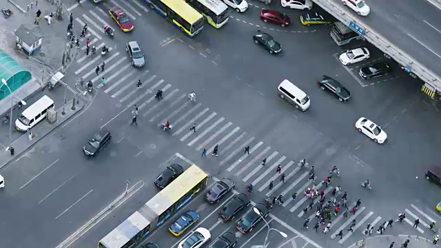 T/L MS HA ZO鸟瞰图拍摄城市街道Crossing /北京，中国视频素材