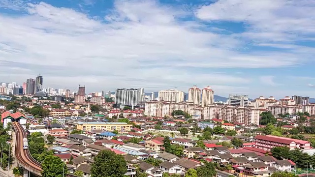 在蓝云的天空中，现代城市市中心的道路上繁忙的交通。时间流逝视频素材