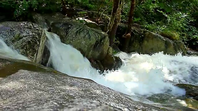 流水在石头上视频下载