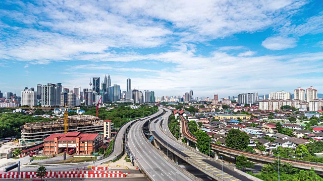 在蓝云的天空中，现代城市市中心的道路上繁忙的交通。时间流逝视频素材