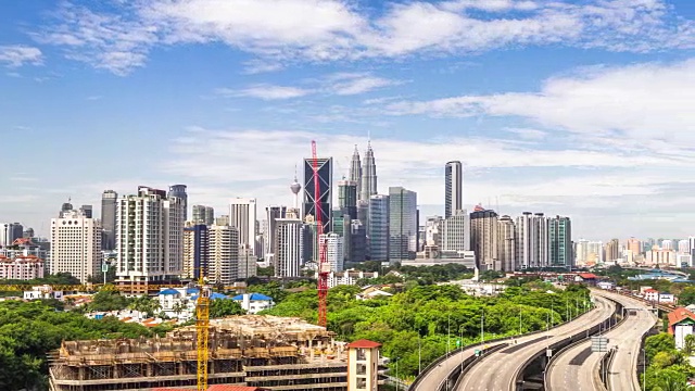 在蓝云的天空中，现代城市市中心的道路上繁忙的交通。时间流逝视频素材