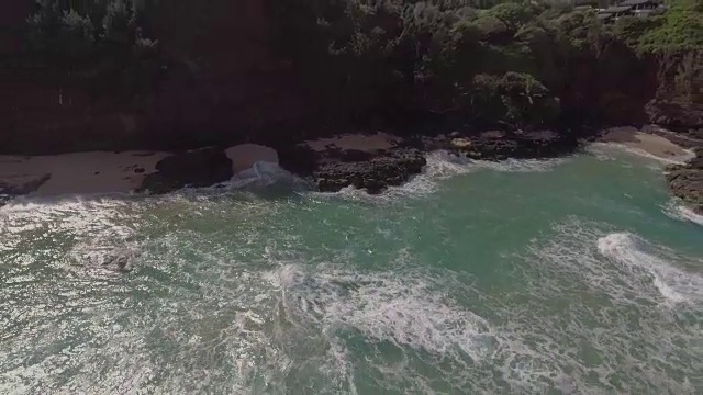 天线。当海浪冲击岛屿海岸时，摄像机在岩石海滩上升起。视频素材