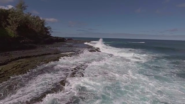 天线。海鸟飞翔，泡沫状的海浪撞击岩石岛海岸。视频素材