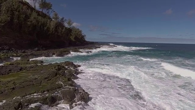 天线。镜头低飞，水晶蓝色的海浪沿着岩石岛海岸线断裂。视频素材