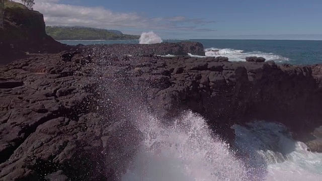 天线。海浪冲击着太平洋岛屿上的黑色岩石海岸。视频素材