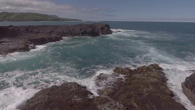 天线。当海洋汹涌冲击岛屿海岸时，照相机飞过黑色的岩层。视频素材