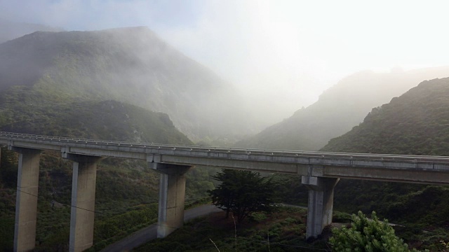 这是太平洋附近大苏尔海岸线的时光流逝景观。视频素材