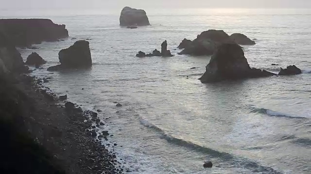 这是太平洋附近大苏尔海岸线的时光流逝景观。视频素材