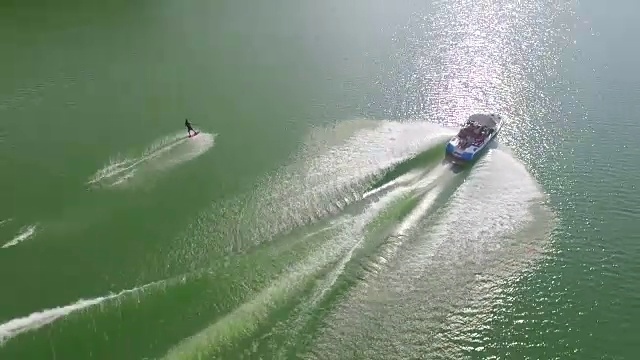 Wakeboard, wake surfing和wake skating on georgia lake on beautiful water extreme action sports, front flip, backflip, twist和wipeout tracking揭示4k体育视频素材