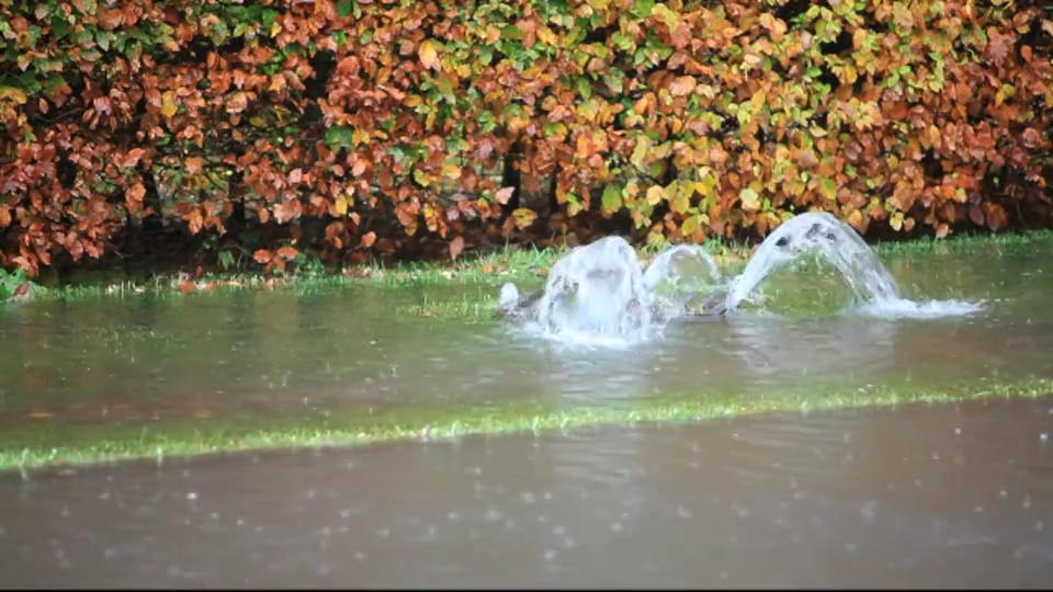 在英国安布尔赛德湖区的暴雨中，一个井盖被洪水的压力抬升。视频素材