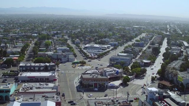 WS TD AERIAL POV城市景观与汽车移动的街道/威尼斯，洛杉矶市，美国视频素材