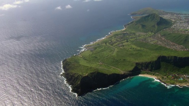 从空中拍摄的瓦胡岛东南端的马卡普角和科科火山口。视频素材