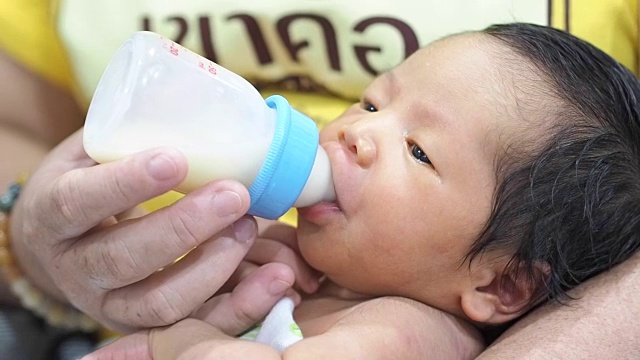 亚洲新生婴儿喝奶瓶里的牛奶视频下载