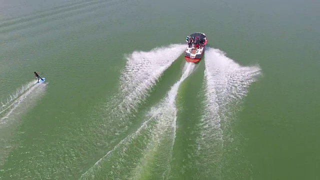 4k Wakeboard, wake surfing and wake skating on georgia lake on beautiful water extreme action sports, front flip, backflip, twist and wipeout tracking揭示4k运动视频素材