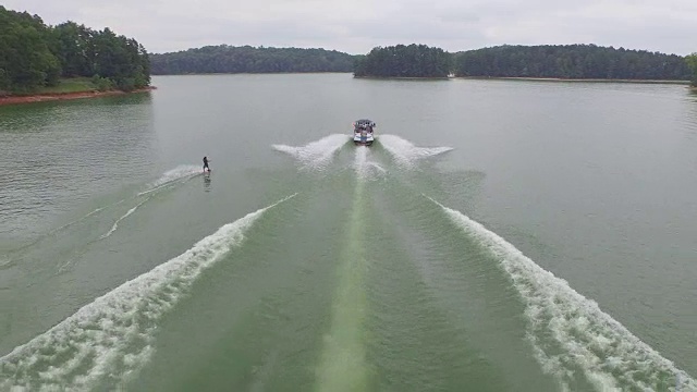 Wakeboard, wake surfing和wake skating on georgia lake on beautiful water extreme action sports, front flip, backflip, twist和wipeout tracking揭示4k体育视频素材