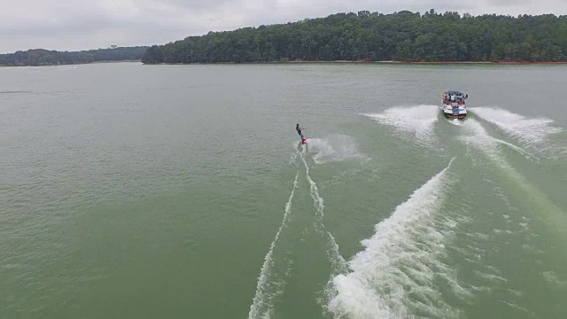 wakeboard, wake surfing和wake skating on georgia lake on beautiful water extreme action sports, front flip, backflip, twist和wipeout tracking reveal 4k sports视频素材