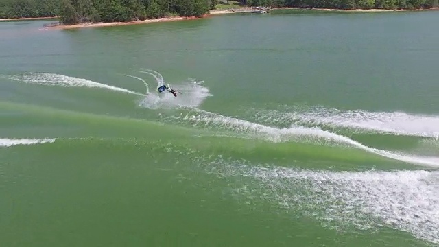 跟踪只是Wakeboard做技巧-无人机航拍视频4k Wakeboard, wake surfing和wake skating在美丽的水极限运动乔治亚湖，前翻，后翻，扭转和擦除跟踪揭示4k运动视频素材