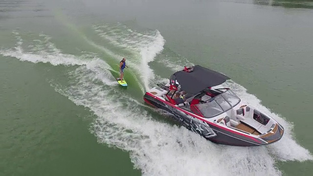 Wake surfing tricks down - Drone Aerial video 4k Wakeboard, Wake surfing and Wake skating on georgia lake on beautiful water extreme action sports, front flip, backflip, twist and wipeout tracking揭示4k运动视频素材