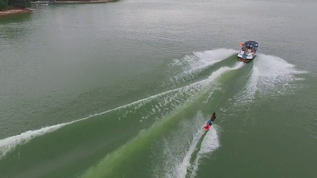 wakeboard, wake surfing和wake skating on georgia lake on beautiful water extreme action sports, front flip, backflip, twist和wipeout tracking reveal 4k sports视频素材