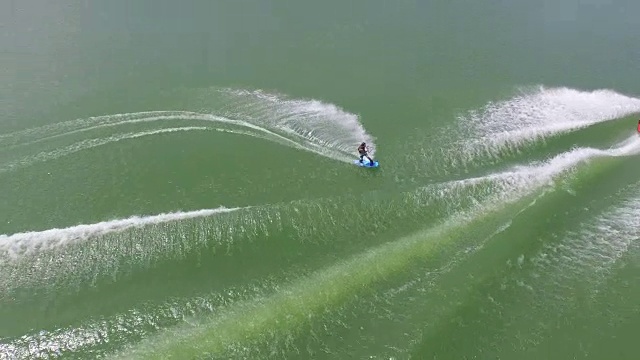 Wakeboard, wake surfing和wake skating on georgia lake on beautiful water extreme action sports, front flip, backflip, twist和wipeout tracking揭示4k体育视频素材