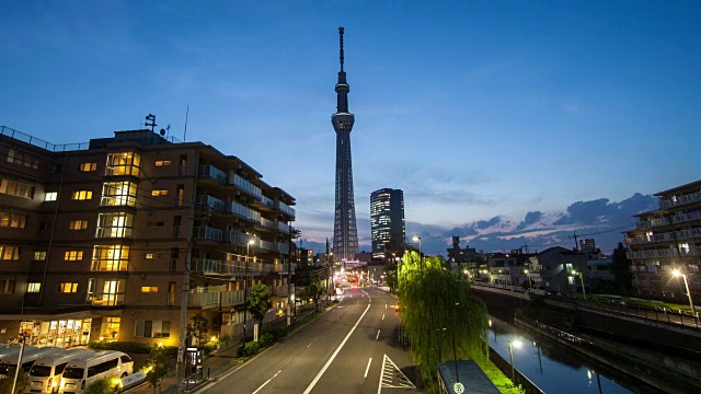 照亮日本东京的东京天空树塔视频素材