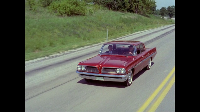 MS TS HA Man驾驶1961款Pontiac汽车在美国道路上行驶视频素材