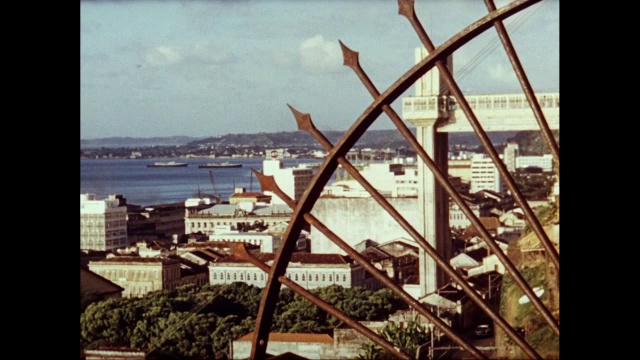 WS HA里约热内卢de Janeiro cityscape with sea in background /美国视频素材