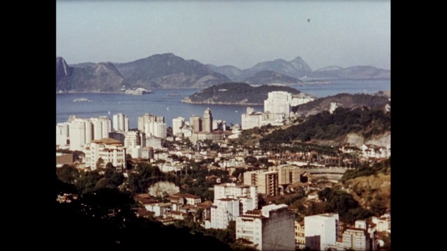 WS PAN HA里约热内卢de Janeiro cityscape with mountain range in background /美国视频素材