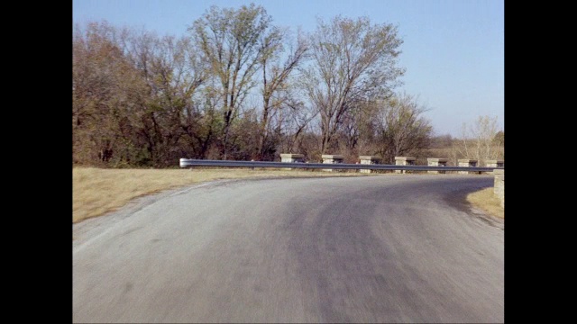 WS POV的道路与树木和景观/美国视频素材