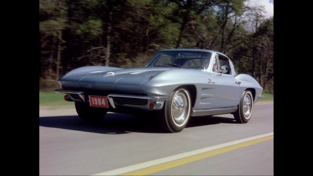 WS TS男子驾驶1964年雪佛兰Corvette汽车在街道上行驶/美国视频素材