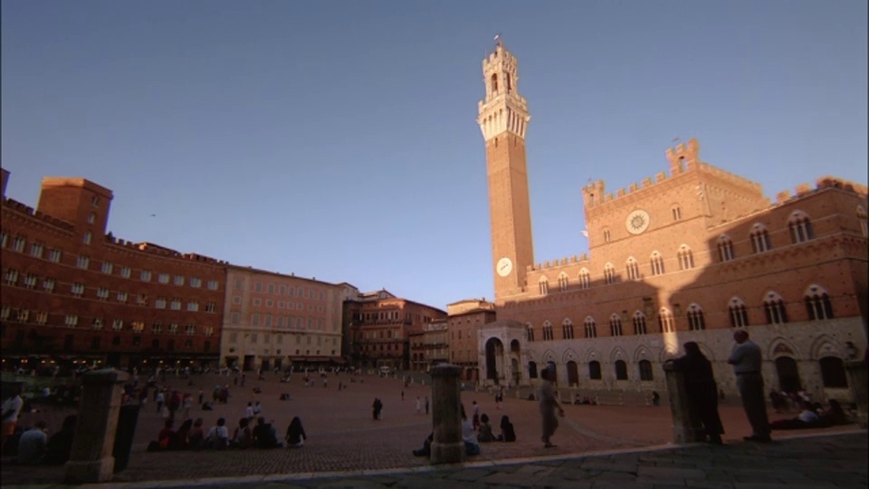 意大利托斯卡纳锡耶纳，行人走过Torre del Mangi和Palazzo Pubblico下方的一个大广场。视频下载