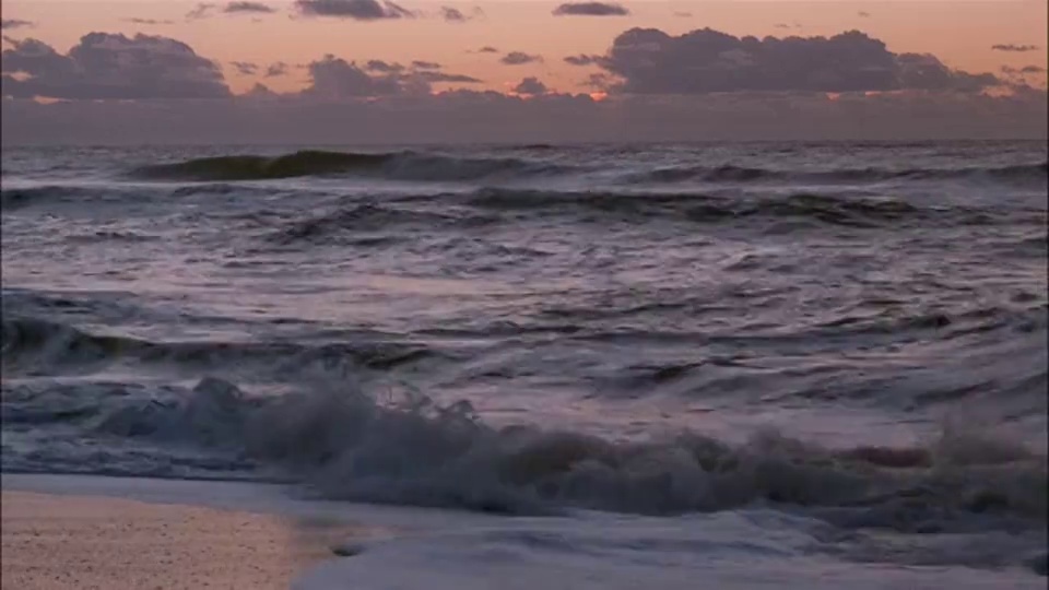 海浪滚到海滩上。视频素材