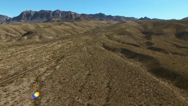 一条双车道的柏油路蜿蜒穿过大本德国家公园，通向高奇索斯山脉。视频素材