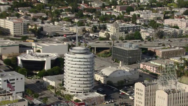 从国会唱片塔(Capitol Records Tower)将镜头缩小到风景优美的好莱坞景观。视频素材