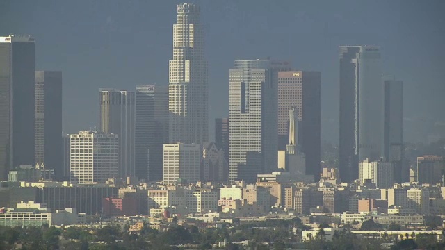 洛杉矶市中心摩天大楼的鸟瞰图。视频素材